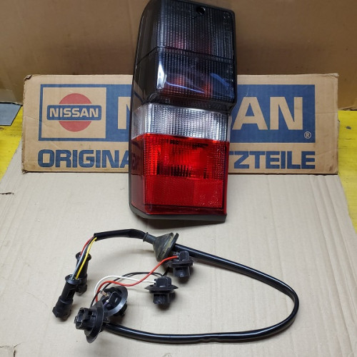 Original Nissan Patrol 260 Rücklicht links 26559-G9825 26555-G9801 ...