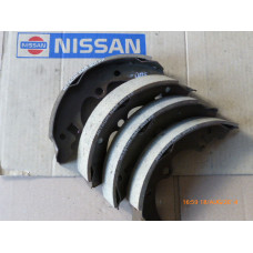 Original Nissan Bremsbacken für Stanza T11  44060-D0125 DD060-D0125