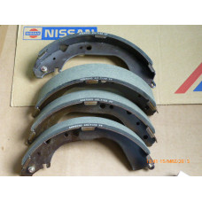 Original Nissan Patrol Y60 Safari Y60 Bremsbacken hinten 44060-20J25
