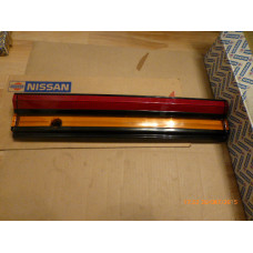 Original Nissan Sunny B12 Mittelteil Rücklicht 79850-57A00