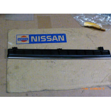 Original Nissan Bluebird 910 Zierleiste Scheinwerfer links 26073-W1000
