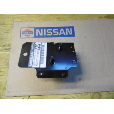 Original Nissan Almera N16 Primera P12 Halter Stoßstange vorne links 62211-AU330