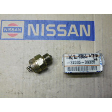 Original Nissan Schalter Rückfahrscheinwerfer 32005-D9325